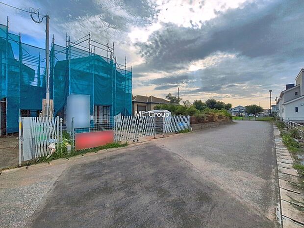~Exterior~ 前面道路は閑静な住宅地をはしる車通りの少ない道路。駐車の出し入れもらくらくです!ご不明点・現地見学のご希望は、お気軽にお問い合わせください!