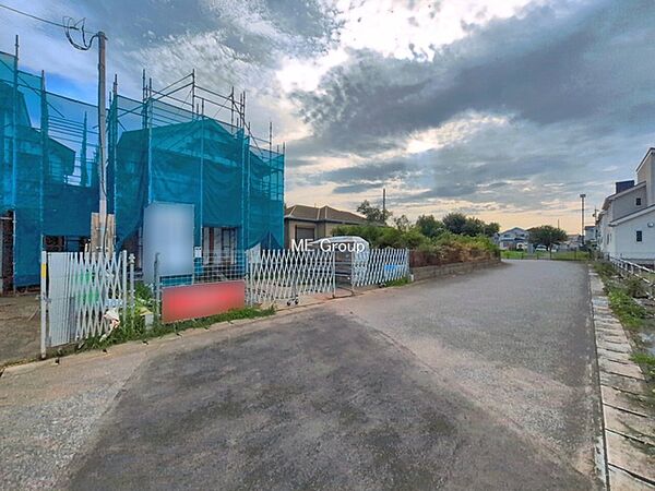 ～Exterior～　前面道路は閑静な住宅地をはしる車通りの少ない道路。駐車の出し入れもらくらくです！ご不明点・現地見学のご希望は、お気軽にお問い合わせください！