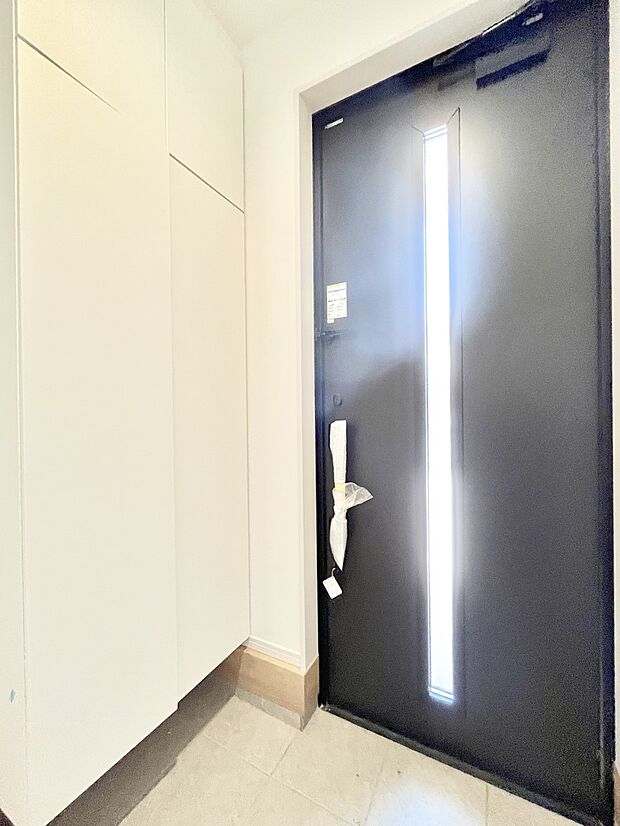 ~Entrance~ 家の中でお客様を迎える最初の場所である玄関は、家の印象そのものです!豊富な玄関収納で、常に綺麗に保つことが出来ます♪玄関にはたっぷり収納の下駄箱を完備!
