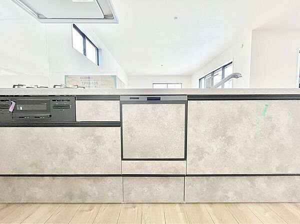 ～Kitchen～　会話が弾むリビング、料理が愉しくなるキッチン。家は、ただ生活する場ではなく、暮らしを愉しく、快適にする場所。笑顔の毎日、安らぎの日々のために、最新の設備・仕様を採用。