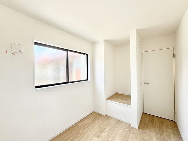 ~Bed Room~ 全居室には収納クローゼットを完備!普段使いのお洋服や小物はもちろん、季節物のお洋服などもしっかりと整理整頓おしまい頂けます。 居室空間を広く使用できますね。