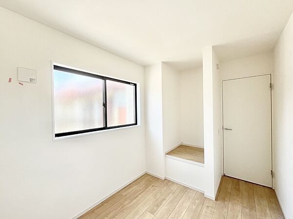 ～Bed Room～  全居室には収納クローゼットを完備！普段使いのお洋服や小物はもちろん、季節物のお洋服などもしっかりと整理整頓おしまい頂けます。  居室空間を広く使用できますね。