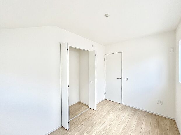 ~Bed Room~ 子供部屋はお子様にとって大変重な役割があります。子供一人で過ごす空間を与えることで、宿題や勉強時間も自然と増えまた自ら部屋の片付けや掃除なども促すことに繋がります。