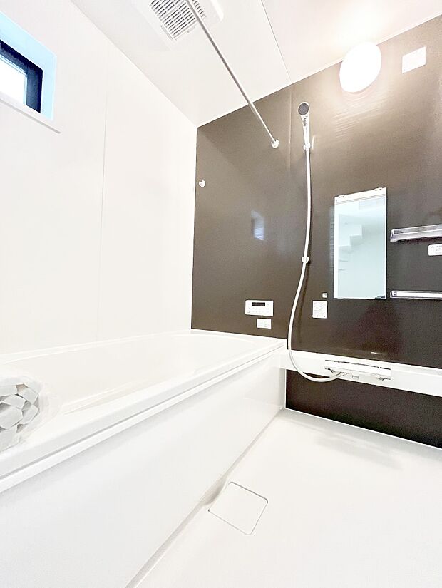 ~Bath Room~ 落ち着いた雰囲気の浴室で明日に向けてリフレッシュ。浴室乾燥機能も付いているので隣の洗濯機置き場で洗い上がった洗濯物を、雨の日も天気を気にせず乾燥させることも可能です。