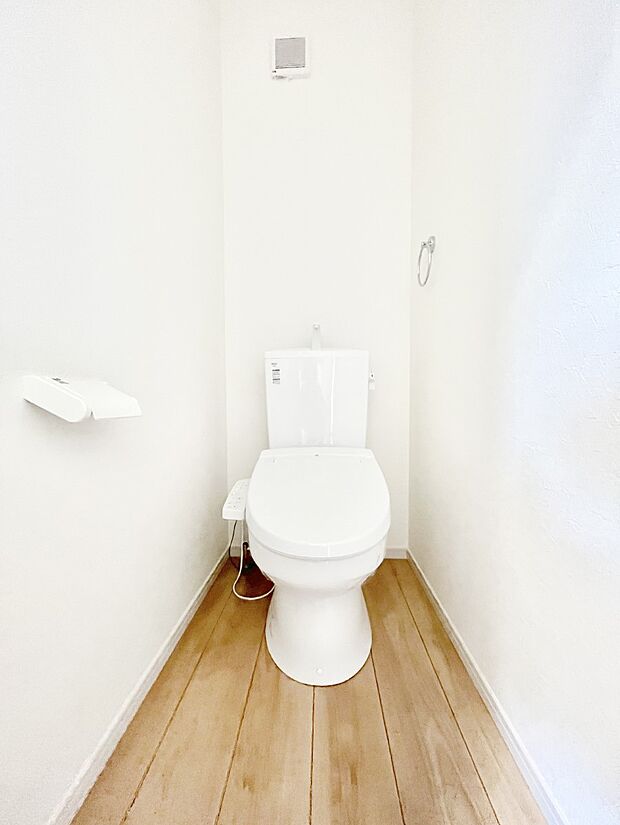 ~Toilet~ 綺麗・スッキリ・快適なウォシュレット付トイレでくつろげる空間です。トイレは毎日使わざるを得ないもの。いつも清潔を保ちたいですね。トイレが2ヶ所あるので朝の混雑時に便利です!