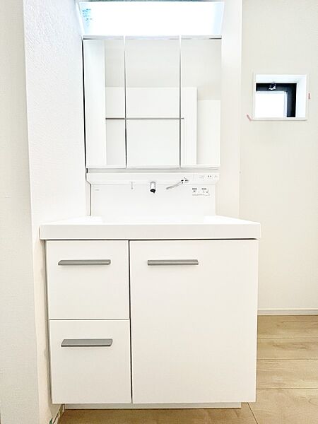 ～Dressing Room～　暗くなりがちな洗面所も窓があると採光と換気が可能なので気持ちよくお使い頂けます。三面鏡タイプの洗面台は鏡裏収納で散らかりがちな洗面所もスッキリ♪