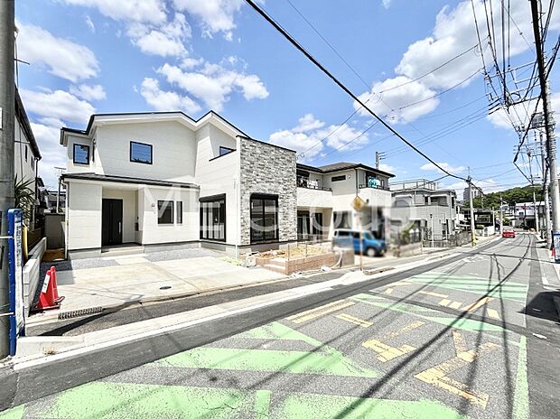 ~Exterior~ 前面道路は閑静な住宅地をはしる車通りの少ない道路。駐車の出し入れもらくらくです!ご不明点・現地見学のご希望は、お気軽にお問い合わせください!