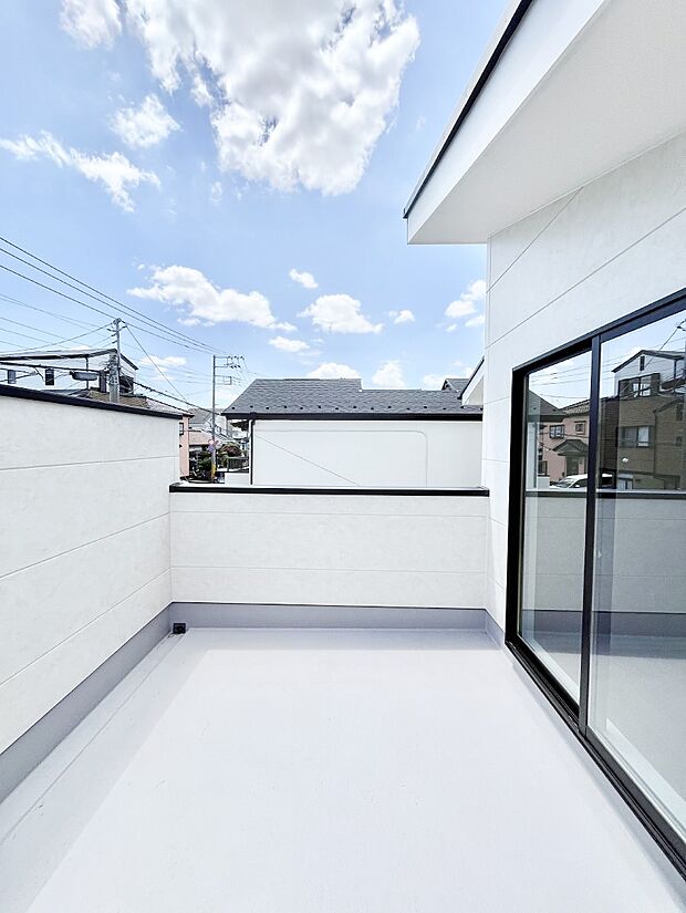 ~Balcony~ バルコニーは温かい陽がさしこみ、お布団や洗濯物を気持ちよく干すことができます。 使いやすく開放的なバルコニーです♪陽ざしがたっぷり降り注ぐ、バルコニー付き住まい。