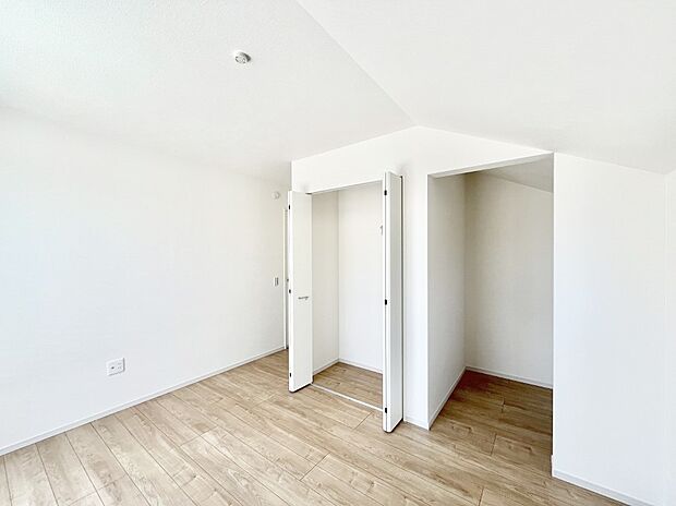 ~Bed Room~ 部屋数が多いのが戸建てのメリットです。ご家族が増えたことで手狭に感じていた住まいも戸建てでは各居室プライバシーを保つことができます。住まいにゆとりが生まれ心もリラックスできます♪