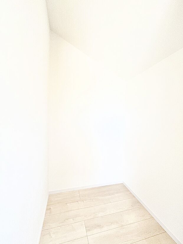 ~Walk-in Closet~ 必要なものやコーディネートを一覧して確認でき、身支度や準備が短時間で済むウォークインクローゼットを設置しました。家の中をすっきりとさせる便利な収納スペースです。