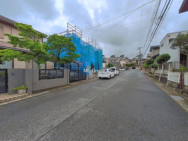 ～Exterior～　前面道路：南東 8m 公道　前面道路は閑静な住宅地をはしる車通りの少ない道路。駐車の出し入れもらくらくです！ご不明点・現地見学のご希望は、お気軽にお問い合わせください！