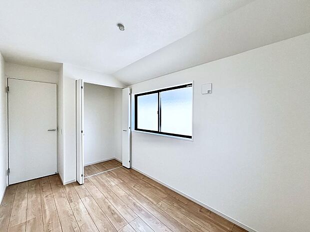 ◆2号棟◆~Bed Room~ 子供部屋はお子様にとって大変重な役割があります。子供一人で過ごす空間を与えることで、宿題や勉強時間も自然と増えまた自ら部屋の片付けや掃除なども促すことに繋がります。