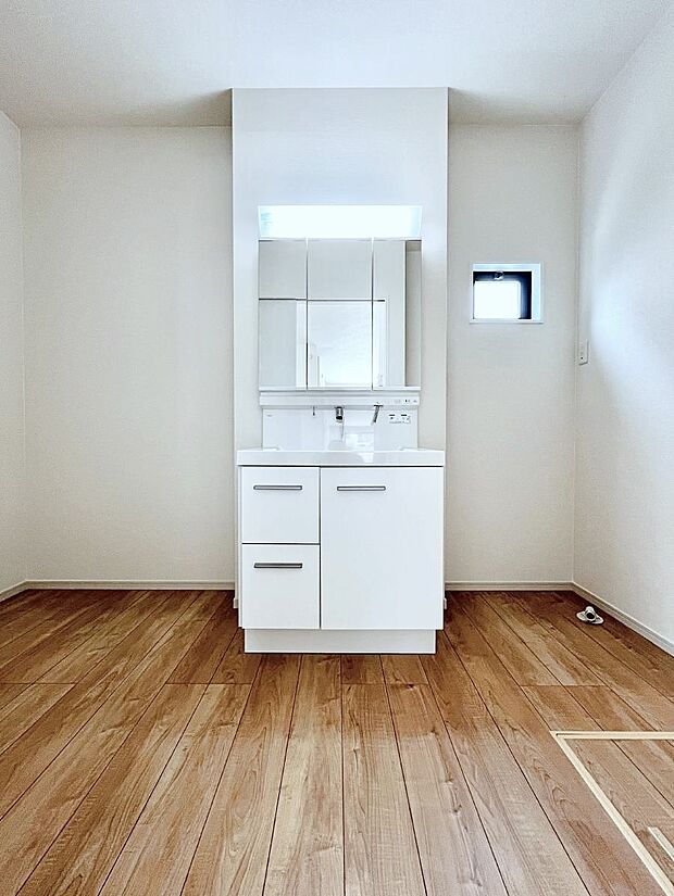 ◆2号棟◆~Dressing Room~ 清潔感溢れる色合いで統一されていると、スッキリと整った印象をうけます。鏡の裏にはたっぷりと収納スペースを標準装備!水廻りは、シンプルかつ機能性を重視して。