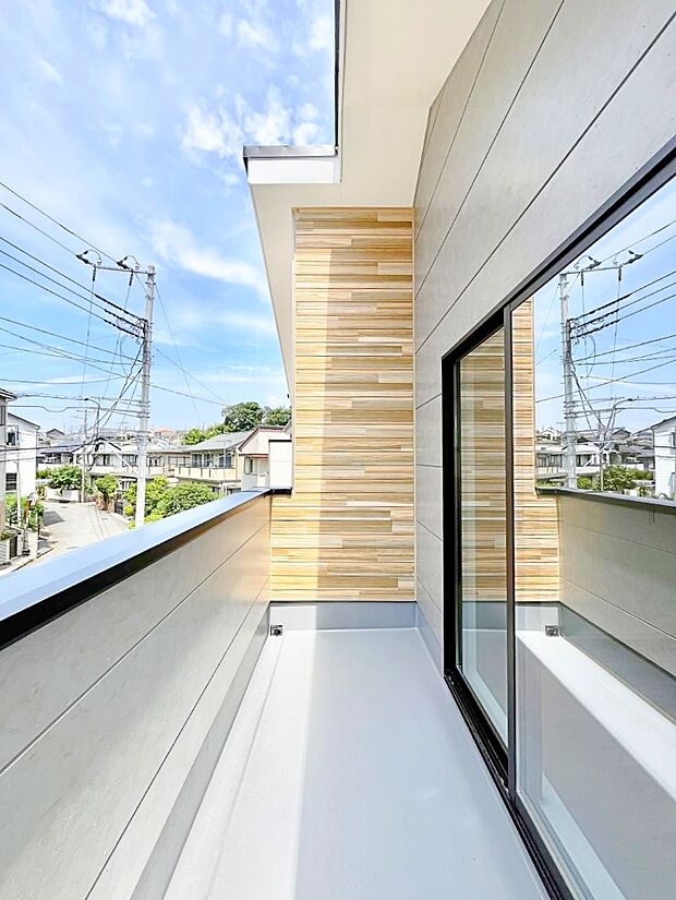 ◆2号棟◆~Balcony~ 大きな空に囲まれた気持ちのいい家。 バルコニーを覗くだけで圧倒的な開放感に包まれます。 バルコニーは陽がさしこみお布団や洗濯物を気持ちよく干すことができます。