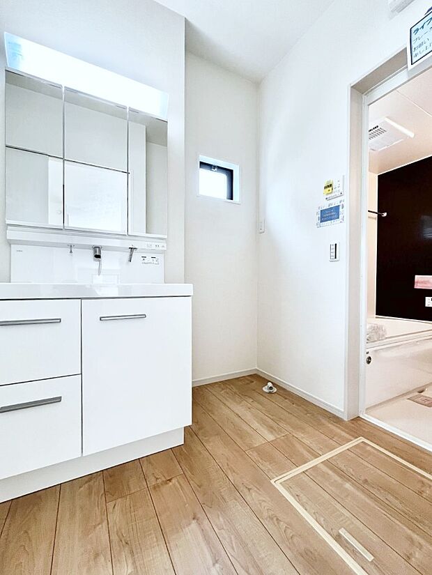 ◆2号棟◆~Dressing Room~ 暗くなりがちな洗面所も窓があると採光と換気が可能なので気持ちよくお使い頂けます。三面鏡タイプの洗面台は鏡裏収納で散らかりがちな洗面所もスッキリ♪