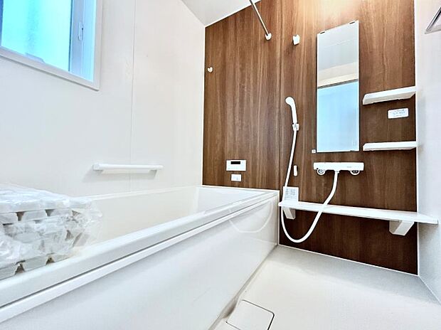 ~Bath Room~ 落ち着いた雰囲気の浴室で明日に向けてリフレッシュ。浴室乾燥機能も付いているので隣の洗濯機置き場で洗い上がった洗濯物を、雨の日も天気を気にせず乾燥させることも可能です。