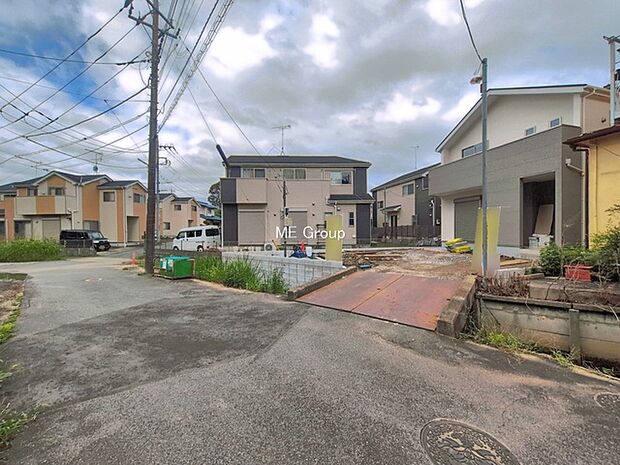 前面道路:南 4.3m 公道 ~Exterior~ 前面道路は閑静な住宅地をはしる車通りの少ない道路。駐車の出し入れもらくらくです!ご不明点・現地見学のご希望は、お気軽にお問い合わせください!