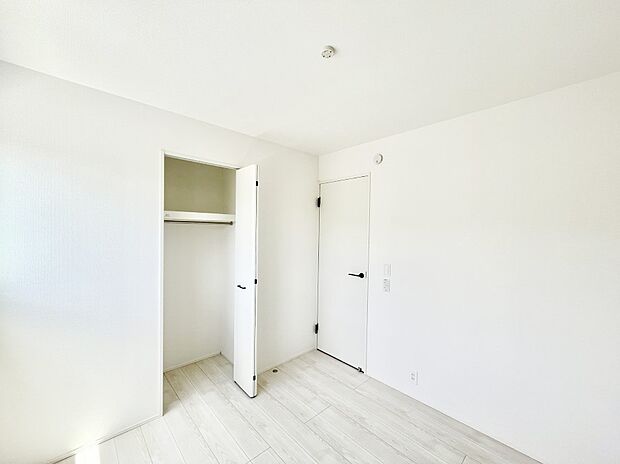 ~Bed Room~ 「今日も一日お疲れ様」とご夫婦でゆったりくつろげる寝室。毎日の家事やお仕事に疲れた日はフカフカのベットで癒されてください。テレビや本棚をおいても快適な広さが自慢♪