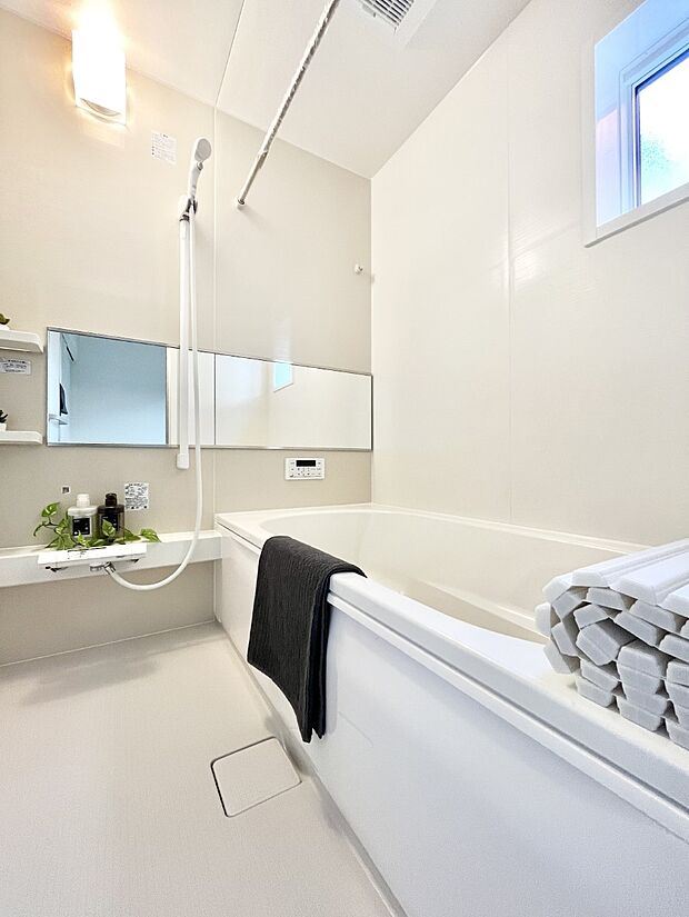 ～Bath Room～　足を伸ばして入浴することが可能！一日の疲れを癒す貴重なバスタイムです。お子様とご一緒でも十分な広さなので、リビングとは違った家族団欒のひと時をお楽しみいただけます。