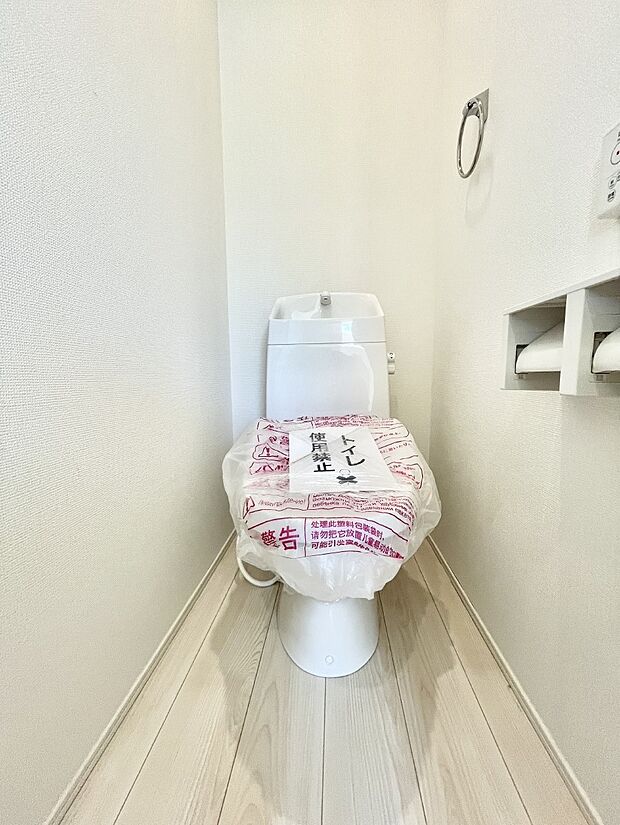 ~Toilet~ 綺麗・スッキリ・快適なウォシュレット付トイレでくつろげる空間です。トイレは毎日使わざるを得ないもの。いつも清潔を保ちたいですね。トイレが2ヶ所あるので朝の混雑時に便利です!