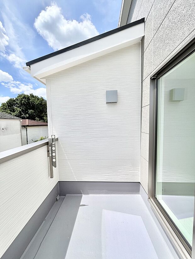 ~Balcony~ 大きな空に囲まれた気持ちのいい家。 バルコニーを覗くだけで圧倒的な開放感に包まれます。 バルコニーは陽がさしこみお布団や洗濯物を気持ちよく干すことができます。