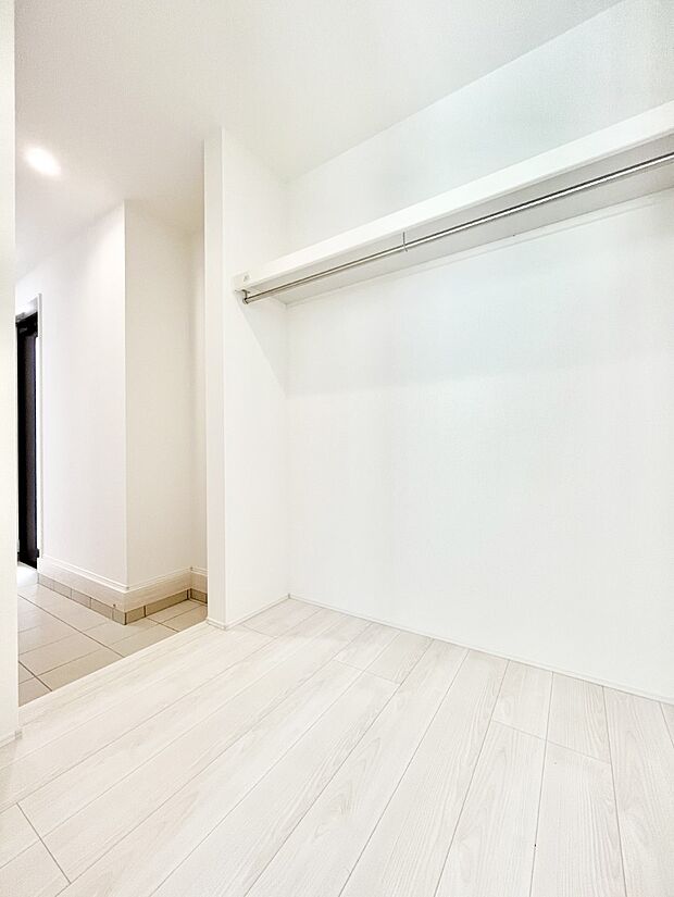 ~Walk-in Closet~ 必要なものやコーディネートを一覧して確認でき、身支度や準備が短時間で済むウォークインクローゼットを設置しました。家の中をすっきりとさせる便利な収納スペースです。