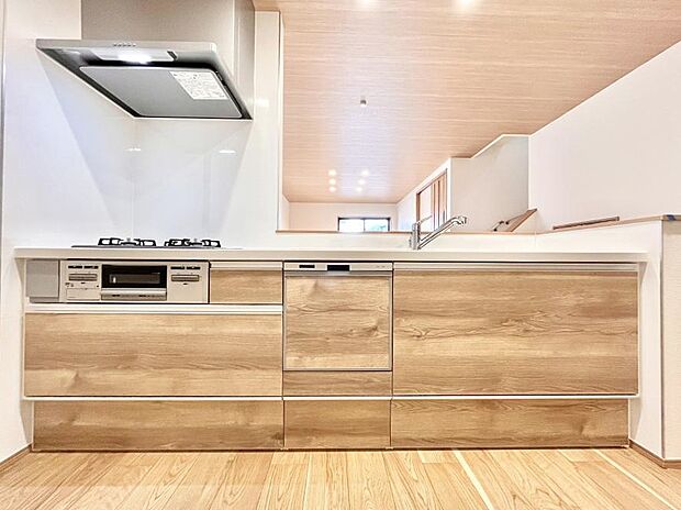 ◆A号棟◆~Kitchen~ 会話が弾むリビング、料理が愉しくなるキッチン。家は、ただ生活する場ではなく、暮らしを愉しく、快適にする場所。笑顔の毎日、安らぎの日々のために、最新の設備・仕様を採用。