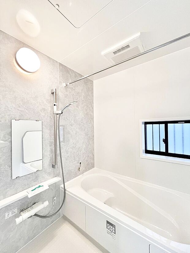 ◆A号棟◆~Bath Room~ 窓付きのバスルームは、採光もあり明るく気持ちの良い空間です。窓があることで、換気環境も良好。ゆったり寛げるバスルームで、毎日のバスタイムが楽しみになりそうです。