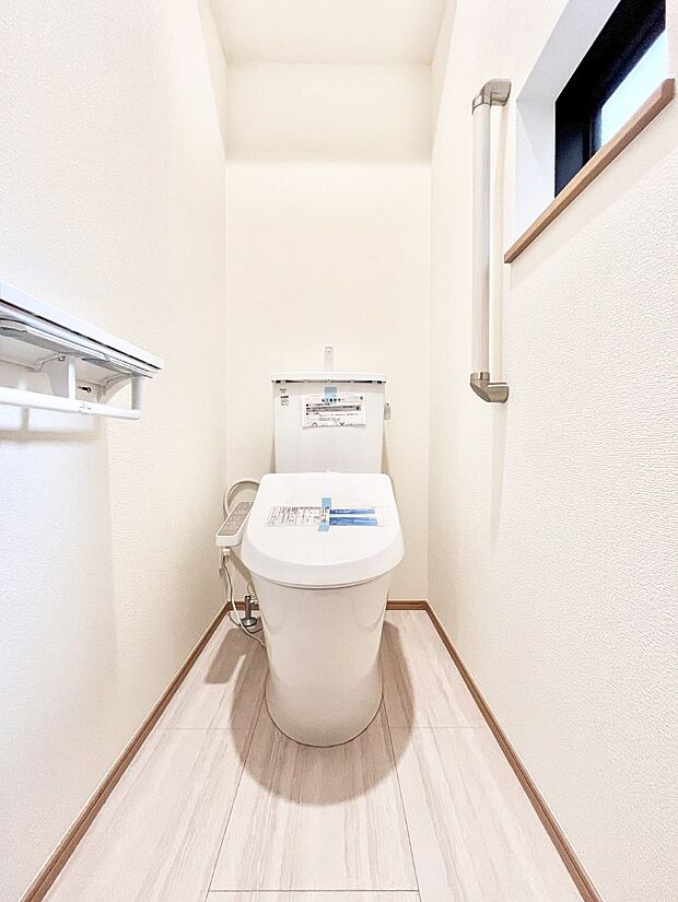 ◆A号棟◆～Toilet～　綺麗・スッキリ・快適なウォシュレット付トイレでくつろげる空間です。採光もあり明るく、快適空間となっております♪毎日使う場所だからこその配慮です！