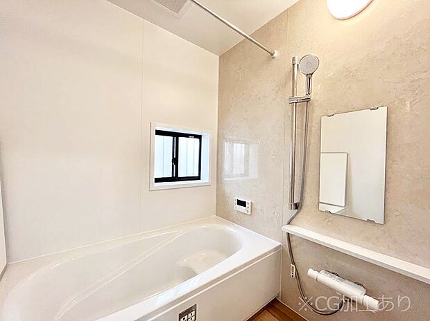 ◆B号棟◆~Bath Room~ 窓付きのバスルームは、採光もあり明るく気持ちの良い空間です。窓があることで、換気環境も良好。ゆったり寛げるバスルームで、毎日のバスタイムが楽しみになりそうです。
