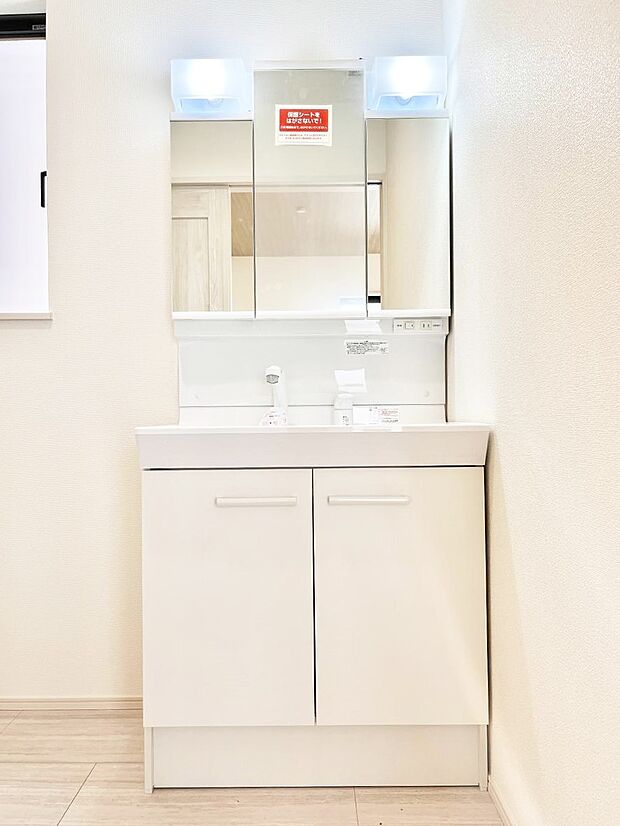 ◆B号棟◆~Dressing Room~ 暗くなりがちな洗面所も窓があると採光と換気が可能なので気持ちよくお使い頂けます。三面鏡タイプの洗面台は鏡裏収納で散らかりがちな洗面所もスッキリ♪