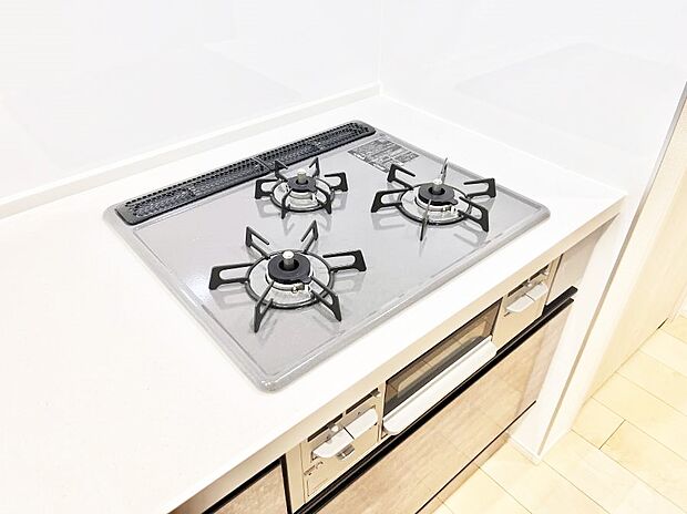 ◆B号棟◆三口ガスコンロでお料理が一気にはかどりそう。
