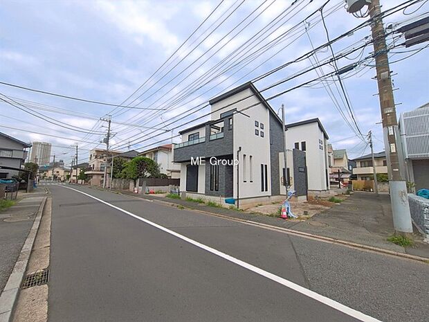~Exterior~ 前面道路:北東 3.18m 私道 前面道路は閑静な住宅地をはしる車通りの少ない道路。駐車の出し入れもらくらくです!ご不明点・現地見学のご希望は、お気軽にお問い合わせください!