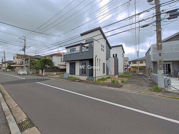 ~Exterior~ 前面道路:北東 3.18m 私道 前面道路は閑静な住宅地をはしる車通りの少ない道路。駐車の出し入れもらくらくです!ご不明点・現地見学のご希望は、お気軽にお問い合わせください!