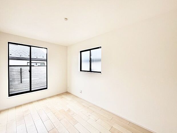 ◆B号棟◆~Bed Room~ 2面採光を確保した明るい室内は、風通しも良く、大変居心地の良い空間となっております。爽やかな風を感じて起きる朝は、快適生活の始まりに!日当たりがとても良い住まい♪