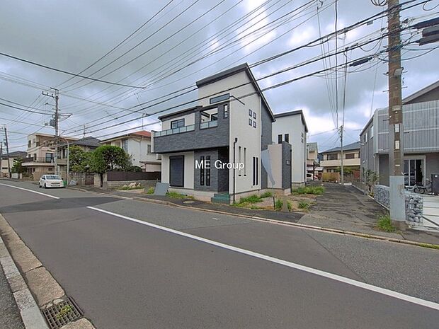~Exterior~ 前面道路:南東 9.08m 公道、北東 4m 私道 住宅地になっているので車量も少なく、静かな立地です。子育て環境も良好です♪♪周辺環境もあわせてご案内させて頂きます。