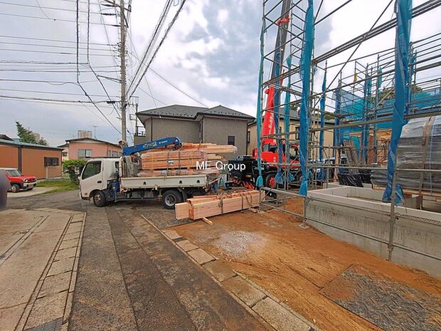 ～Exterior～　前面道路：南東 4m 公道　前面道路は閑静な住宅地をはしる車通りの少ない道路。駐車の出し入れもらくらくです！ご不明点・現地見学のご希望は、お気軽にお問い合わせください！