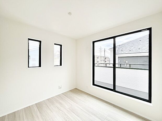 ◆A号棟◆~Bed Room~ マンションと違い部屋数が多いのが戸建てのメリットです。ご家族が増えたことで手狭に感じていた住まいも戸建てでは各居室プライバシーを保つことができます。