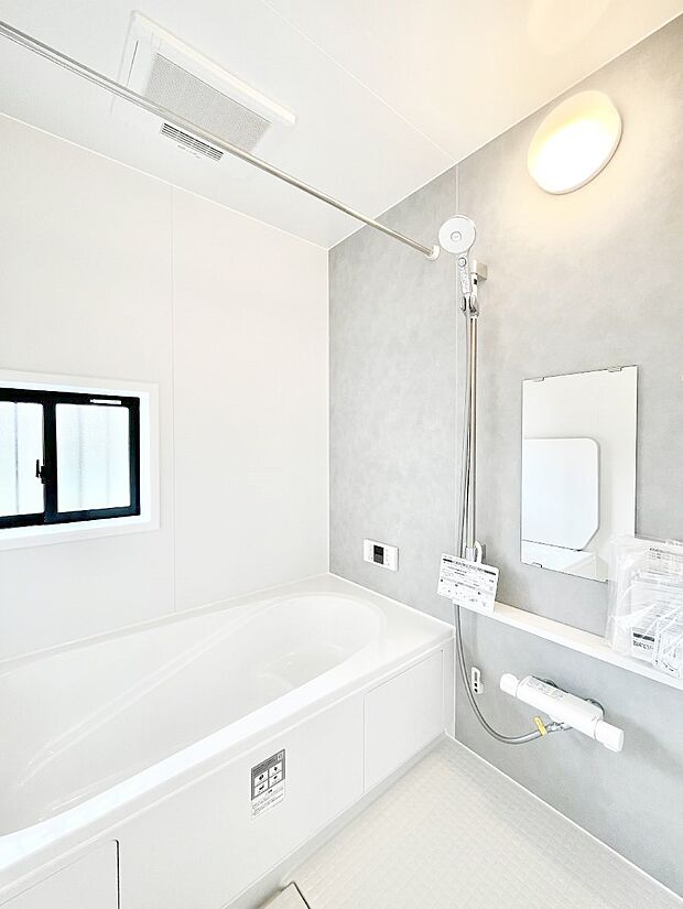 ◆A号棟◆~Bath Room~ 窓付きのバスルームは、採光もあり明るく気持ちの良い空間です。窓があることで、換気環境も良好。ゆったり寛げるバスルームで、毎日のバスタイムが楽しみになりそうです。