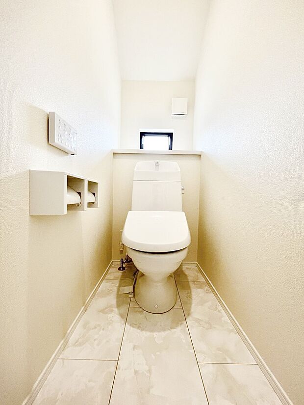 ◆A号棟◆~Toilet~ 綺麗・スッキリ・快適なウォシュレット付トイレでくつろげる空間です。採光もあり明るく、快適空間となっております♪毎日使う場所だからこその配慮です!
