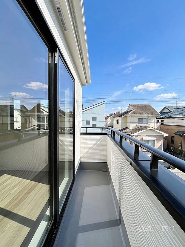 ◆A号棟◆~Balcony~ 大きな空に囲まれた気持ちのいい家。 バルコニーを覗くだけで圧倒的な開放感に包まれます。 バルコニーは陽がさしこみお布団や洗濯物を気持ちよく干すことができます。