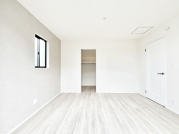 ◆A号棟◆~Bed Room~ 「今日も一日お疲れ様」とご夫婦でゆったりくつろげる寝室。毎日の家事やお仕事に疲れた日はフカフカのベットで癒されてください。本棚をおいても快適な広さが自慢♪