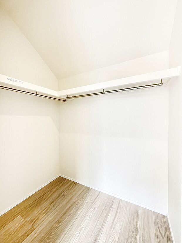 ◆A号棟◆~Walk-in Closet~ たくさんの洋服をかけてもシワになりにくいウォークインクローゼット。洋服以外にも、普段使わない家電やスーツケース、ストック品など何でも片付く嬉しい空間です。