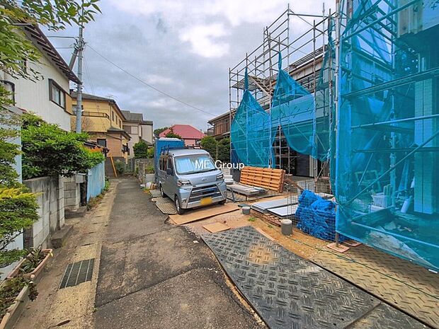 ～Exterior～　前面道路は閑静な住宅地をはしる車通りの少ない道路。駐車の出し入れもらくらくです！ご不明点・現地見学のご希望は、お気軽にお問い合わせください！