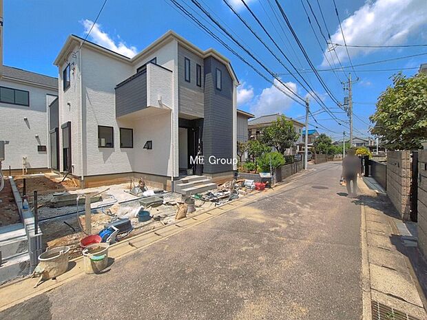 ～Exterior～　前面道路は閑静な住宅地をはしる車通りの少ない道路。駐車の出し入れもらくらくです！ご不明点・現地見学のご希望は、お気軽にお問い合わせください！