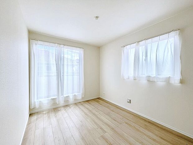 ◆C号棟◆～Bed Room～　マンションと違い部屋数が多いのが戸建てのメリットです。ご家族が増えたことで手狭に感じていた住まいも戸建てでは各居室プライバシーを保つことができます。