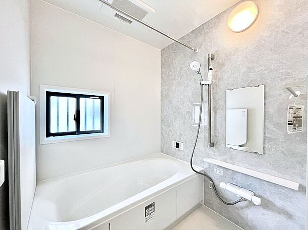 ◆C号棟◆~Bath Room~ 足を伸ばして入浴することが可能!一日の疲れを癒す貴重なバスタイムです。お子様とご一緒でも十分な広さなので、リビングとは違った家族団欒のひと時をお楽しみいただけます。