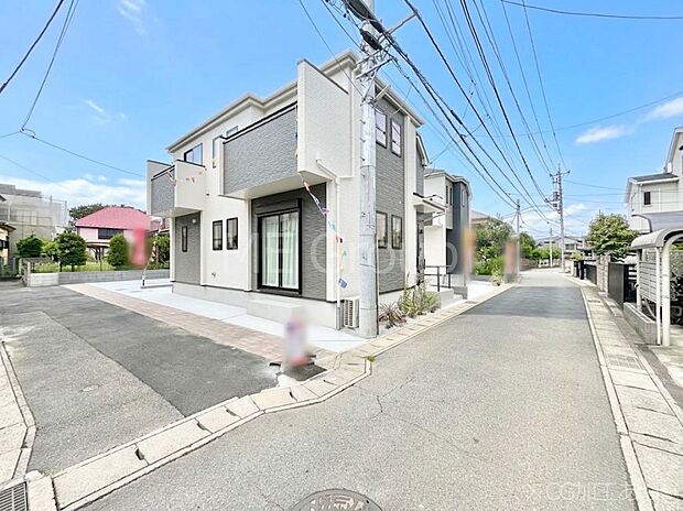 ~Exterior~ 東 4.03m 公道、南 2.96m 公道 閑静な住宅地をはしる車通りの少ない前面道路。駐車の出し入れもらくらくです!ご不明点・現地見学のご希望は、お気軽にお問い合わせください!