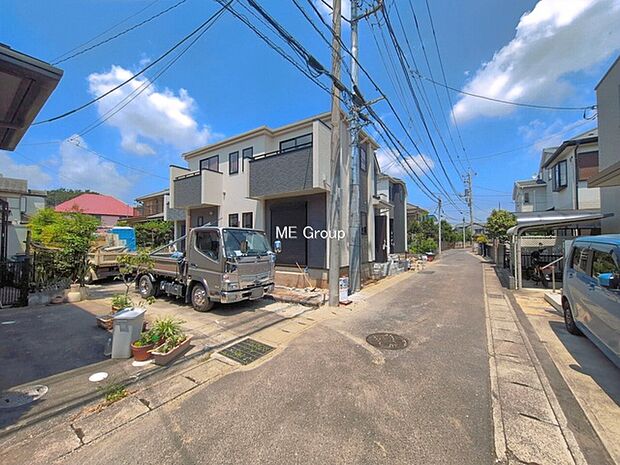 ～Exterior～　前面道路は閑静な住宅地をはしる車通りの少ない道路。駐車の出し入れもらくらくです！ご不明点・現地見学のご希望は、お気軽にお問い合わせください！