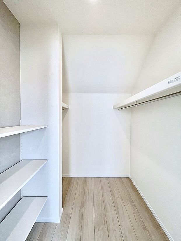 ◆C号棟◆~Walk-in Closet~ たくさんの洋服をかけてもシワになりにくいウォークインクローゼット。洋服以外にも、普段使わない家電やスーツケース、ストック品など何でも片付く嬉しい空間です。